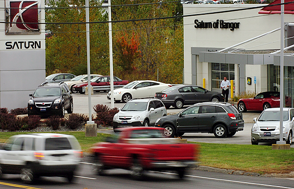 Vehicles drive on Hogan Road past a Bangor Saturn dealership Thursday, Oct. 1, 2009, the day that General Motors announced it would stop making Saturns and will close down the brand after a deal fell through with Penske Automotive Group Inc. (Bangor Daily News/Bridget Brown) Vehicles drive on Hogan Road past a Bangor Saturn dealership Thursday, Oct. 1, 2009, the day that General Motors announced it would stop making Saturns and will close down the brand after a deal fell through with Penske Automotive Group Inc. (Bangor Daily News/Bridget Brown)