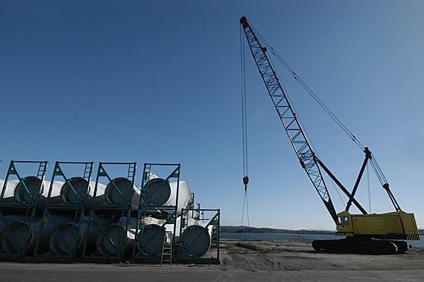 tFiberglass turbine blades await transport at Sprague Enerty Terminal in Searsport on Thrusday. The paired blades, manufactured in Brazil, are destined for Mars Hill wehre they will be used in an Aroostook County energy-generating project. BANGOR DAILY NEWS FILE PHOTO BY JOHN CLARKE RUSS tFiberglass turbine blades await transport at Sprague Enerty Terminal in Searsport on Thrusday. The paired blades, manufactured in Brazil, are destined for Mars Hill wehre they will be used in an Aroostook County energy-generating project. BANGOR DAILY NEWS FILE PHOTO BY JOHN CLARKE RUSS