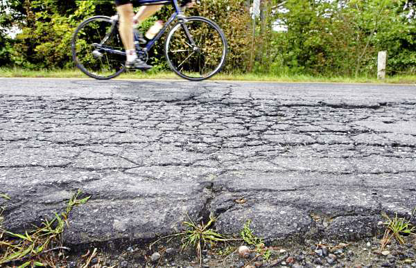 A bicyclist braves a crowned, shoulderless and partially deteriorating section of Route 16 in Orono on Thursday, Sept. 9, 2010. In a new nation-wide study of state highway systems, Maine ranks 32nd overall and 47th for the condition of their rural state roads. The state did garner first place rankings however, in the condition of its interstate, both in urban and rural settings. (Bangor Daily News/Bridget Brown) A bicyclist braves a crowned, shoulderless and partially deteriorating section of Route 16 in Orono on Thursday, Sept. 9, 2010. In a new nation-wide study of state highway systems, Maine ranks 32nd overall and 47th for the condition of their rural state roads. The state did garner first place rankings however, in the condition of its interstate, both in urban and rural settings. (Bangor Daily News/Bridget Brown)