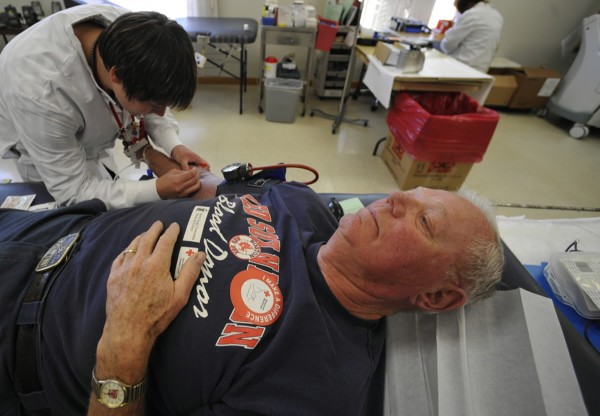 Becky Saulnier, a team supervisor at the Bangor Donor Center for the American Red Cross, marks an arm vein of donor Donald Wiswell of Orrington before drawing his blood at the center August 24, 2010. Becky Saulnier, a team supervisor at the Bangor Donor Center for the American Red Cross, marks an arm vein of donor Donald Wiswell of Orrington before drawing his blood at the center August 24, 2010.