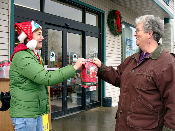 Rita Tibbetts of Guilford received a free gift Wednesday from Jenny Haskell of Sangerville. Haskell was passing out free toilet paper in a Christmas bag to customers leaving a Guilford grocery store. The toilet paper gift was an effort by Haskell to solicit more support for a contest she entered. (Bangor Daily News Photo by Diana Bowley) Rita Tibbetts of Guilford received a free gift Wednesday from Jenny Haskell of Sangerville. Haskell was passing out free toilet paper in a Christmas bag to customers leaving a Guilford grocery store. The toilet paper gift was an effort by Haskell to solicit more support for a contest she entered. (Bangor Daily News Photo by Diana Bowley)