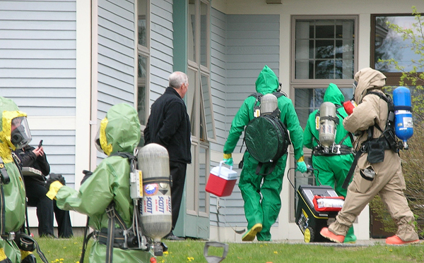 A hazmat team made up of members of the Orono-Old Town Regional Rapid Response Team and from the Maine National Guard Civil Support Team in Waterville enter the Bar Harbor Bank and Trust operations center in Ellsworth on Thursday to retrieve samples of a white powder discovered in an envelope. Emergency personnel evacuated the building and workers waited throughout the afternoon before they learned that the substance did not contain any hazardous materials A hazmat team made up of members of the Orono-Old Town Regional Rapid Response Team and from the Maine National Guard Civil Support Team in Waterville enter the Bar Harbor Bank and Trust operations center in Ellsworth on Thursday to retrieve samples of a white powder discovered in an envelope. Emergency personnel evacuated the building and workers waited throughout the afternoon before they learned that the substance did not contain any hazardous materials