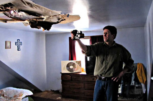 DeWitt Kimball of Complete Home Evaluation Services in Brunswick uses an infrared camera to capture images of heat loss in the house of Robert and Wilma Hartford of Peru on Sunday. Kimball offered his services to the couple to help cut their dependency on oil, after he learned of their struggle in an article the The New York Times on Saturday. DeWitt Kimball of Complete Home Evaluation Services in Brunswick uses an infrared camera to capture images of heat loss in the house of Robert and Wilma Hartford of Peru on Sunday. Kimball offered his services to the couple to help cut their dependency on oil, after he learned of their struggle in an article the The New York Times on Saturday.