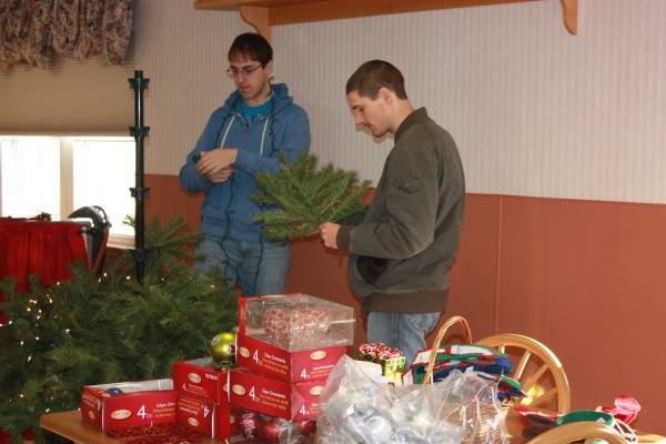 University of Maine at Presque Isle students and Phi Eta Sigma honor society members recently put up two artificial trees and helped decorate common rooms at the Presque Isle Rehab and Nursing facility. University of Maine at Presque Isle students and Phi Eta Sigma honor society members recently put up two artificial trees and helped decorate common rooms at the Presque Isle Rehab and Nursing facility.