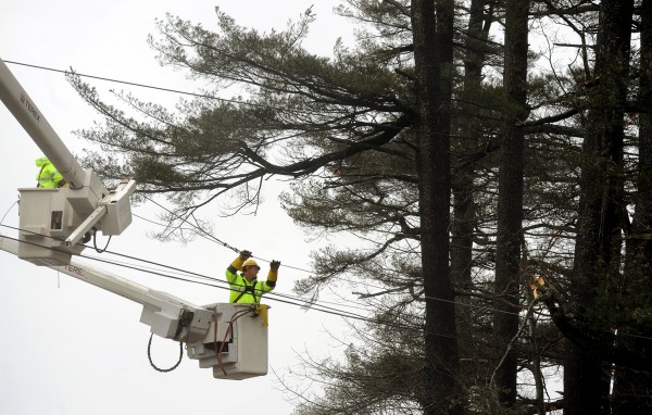 A Bangor Hydro crew works on repairing a downed power line on the Pierce Road in Brewer Thursday morning. Bangor Hydro had more than 8,600 outages from the storm that brought strong wind gusts Wednesday night into Thursday morning. A Bangor Hydro crew works on repairing a downed power line on the Pierce Road in Brewer Thursday morning. Bangor Hydro had more than 8,600 outages from the storm that brought strong wind gusts Wednesday night into Thursday morning.