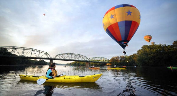 Nichole Bouyea from Lewiston, left, watches as Rick Jones does a splash and dash in his cloud hopper hot air balloon Footloose Sunday morning on the Androscoggin River. Over one dozen kayakers took to the waters on the final morning launch of the 21st Annual Great Falls Balloon Festival. Nichole Bouyea from Lewiston, left, watches as Rick Jones does a splash and dash in his cloud hopper hot air balloon Footloose Sunday morning on the Androscoggin River. Over one dozen kayakers took to the waters on the final morning launch of the 21st Annual Great Falls Balloon Festival.