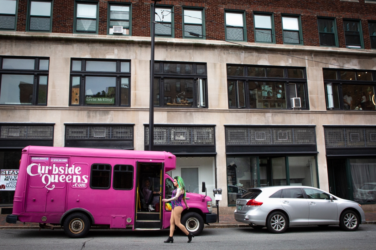 ‘Curbside Queens’ deliver Maine drag show right to your door