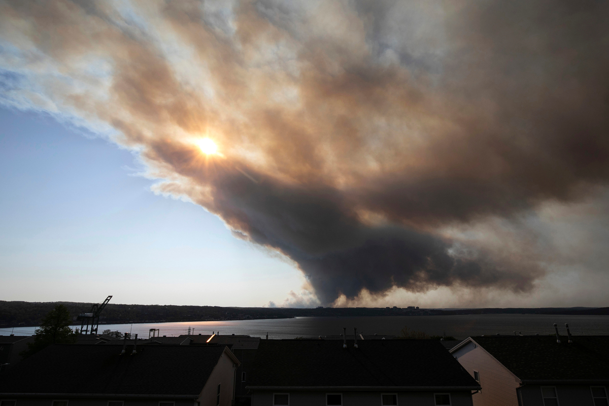 Uncontrollable wildfires have been burning for 4 days in Nova Scotia