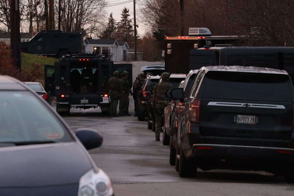 Armed standoff in Thomaston ends with man in custody