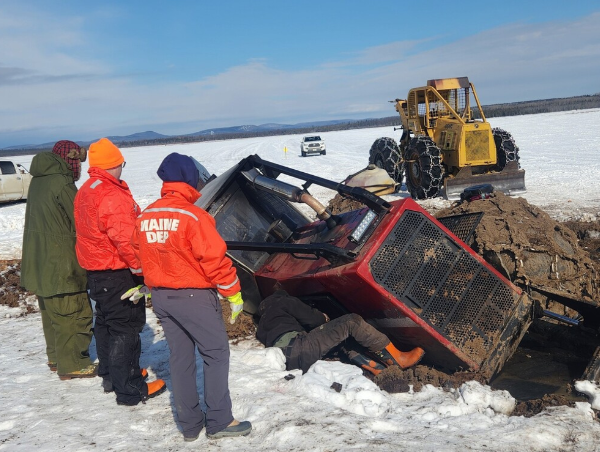 Workers pull logging vehicle from Portage Lake - Vimarsana News