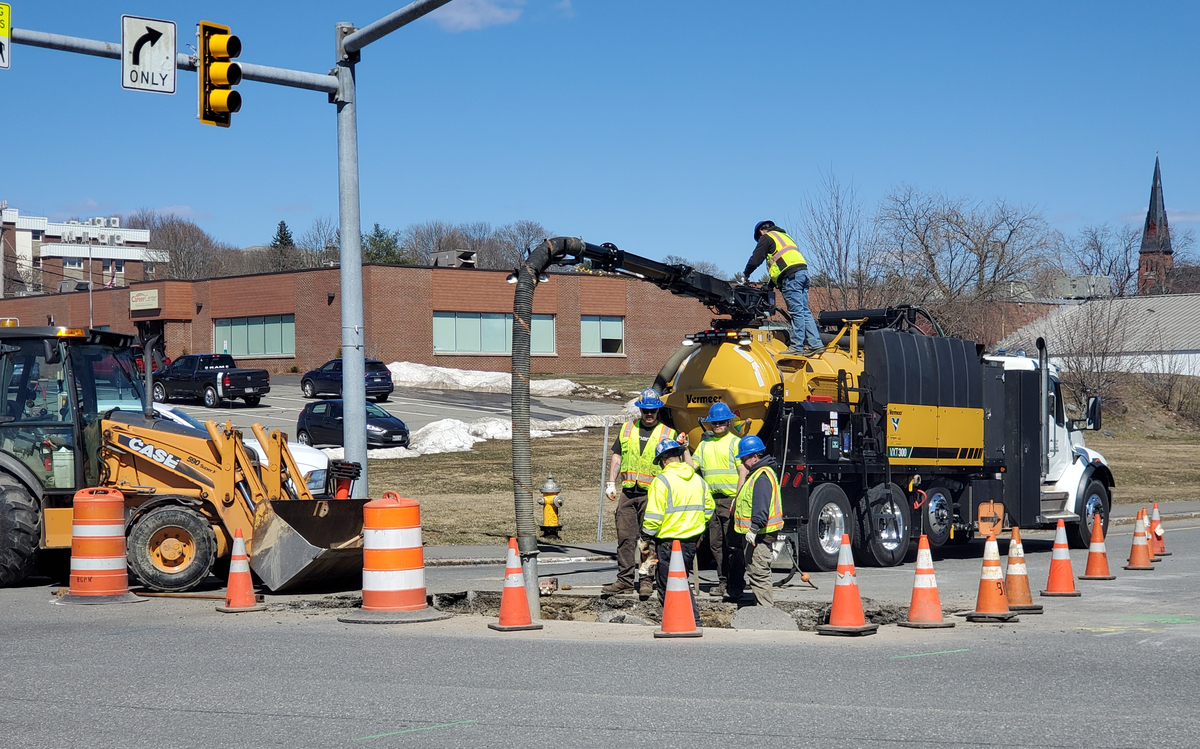 Water 'spewing' out of pipe caused sinkhole in Bangor - Vimarsana News