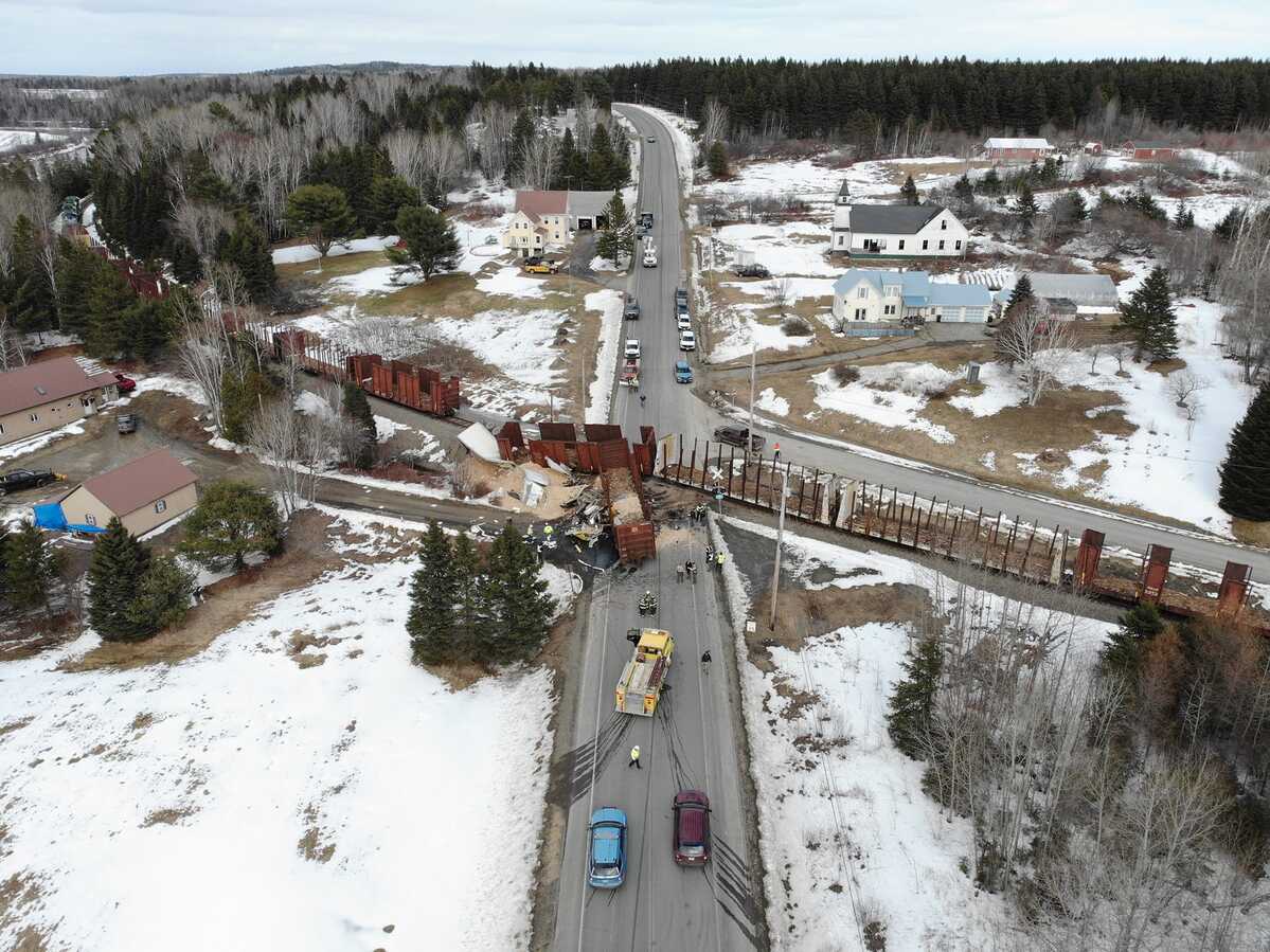 Crews clear wreck from tractor-trailer and train collision in Aroostook - Vimarsana News