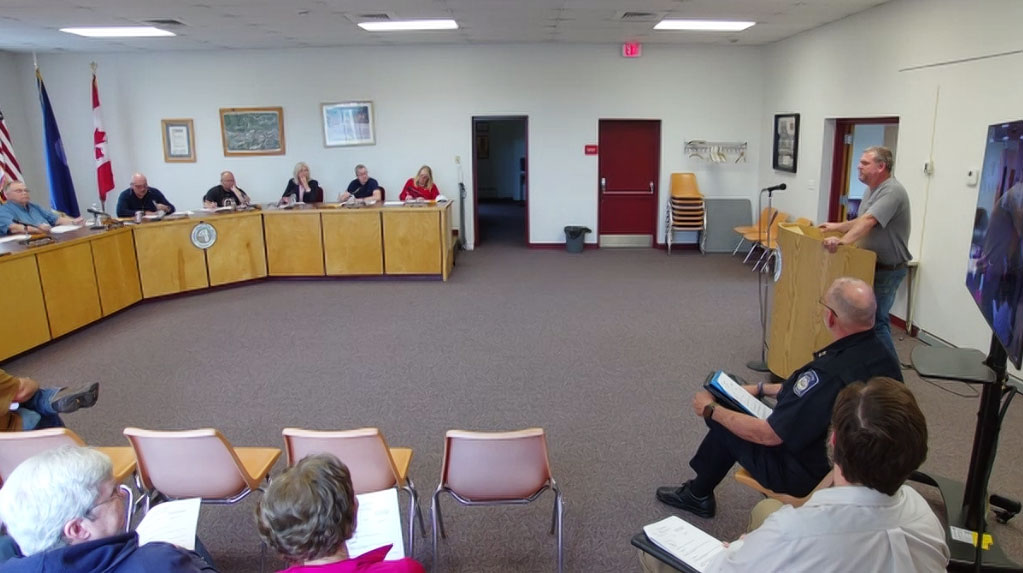 Tall grass, debris and rats top residents' concerns at Houlton meeting - Vimarsana News