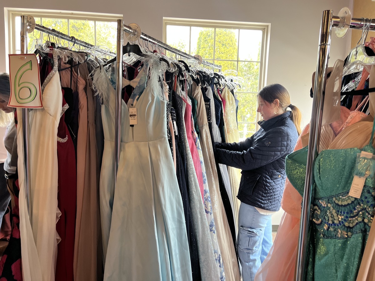 'I feel like a princess': A Maine project gives away thousands of prom  dresses