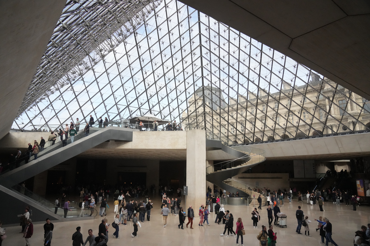 Image for Suspects arrested over the theft of crown jewels from Paris’ Louvre museum