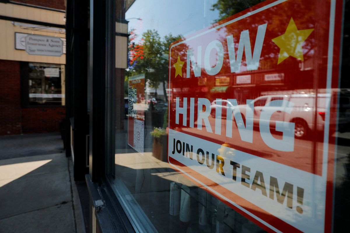 US weekly jobless claims increase slightly as labor market steadies