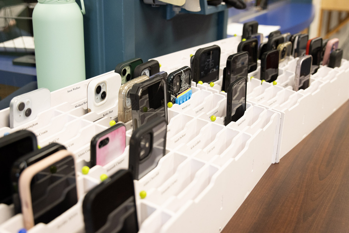 How Maine schools are preparing for bell-to-bell cellphone bans