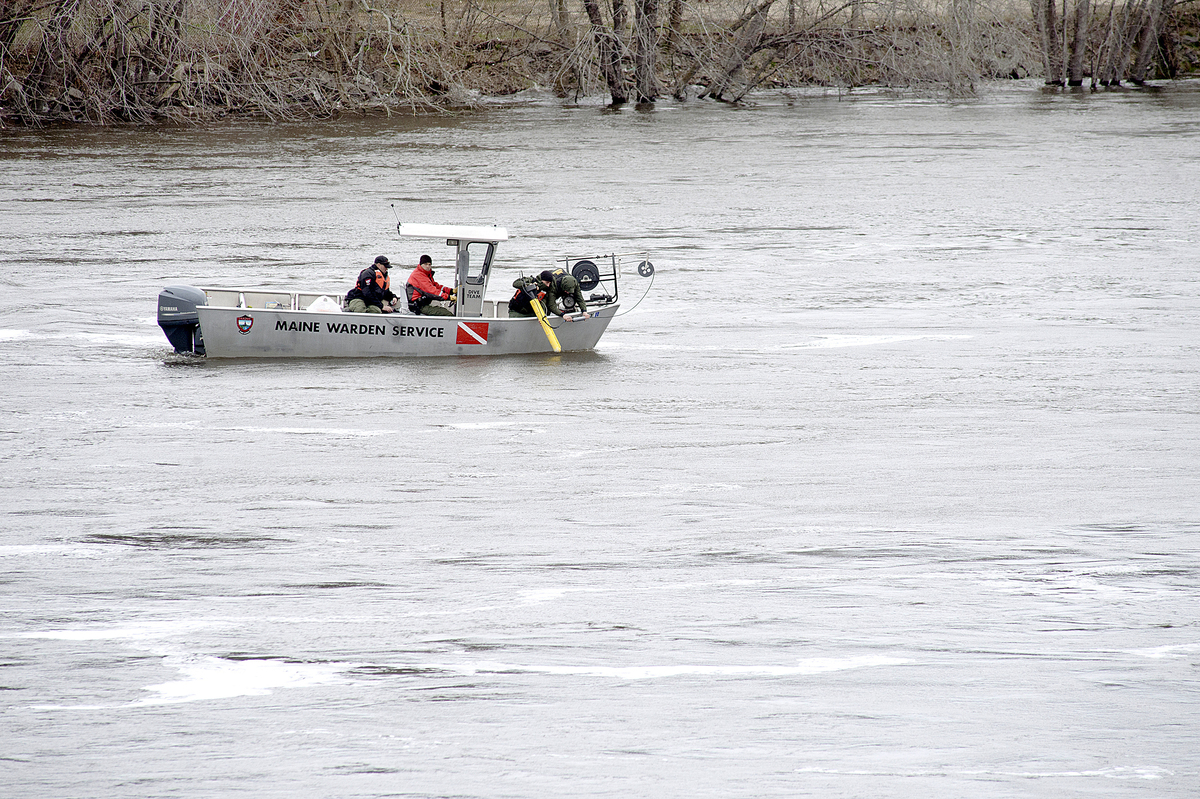 Divers searching for 18-year-old in Androscoggin River